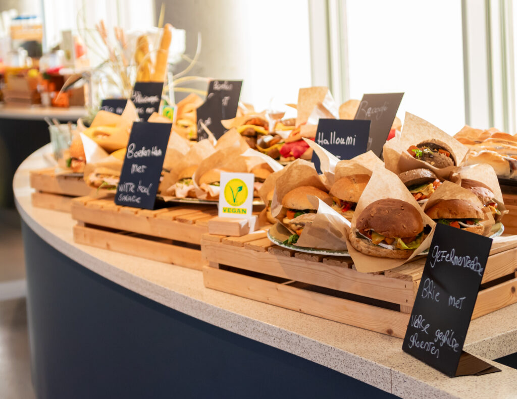 Plantaardig broodje met Fervena gefermenteerde kaas geserveerd in een cateringsetting, ideaal voor duurzame menu's!