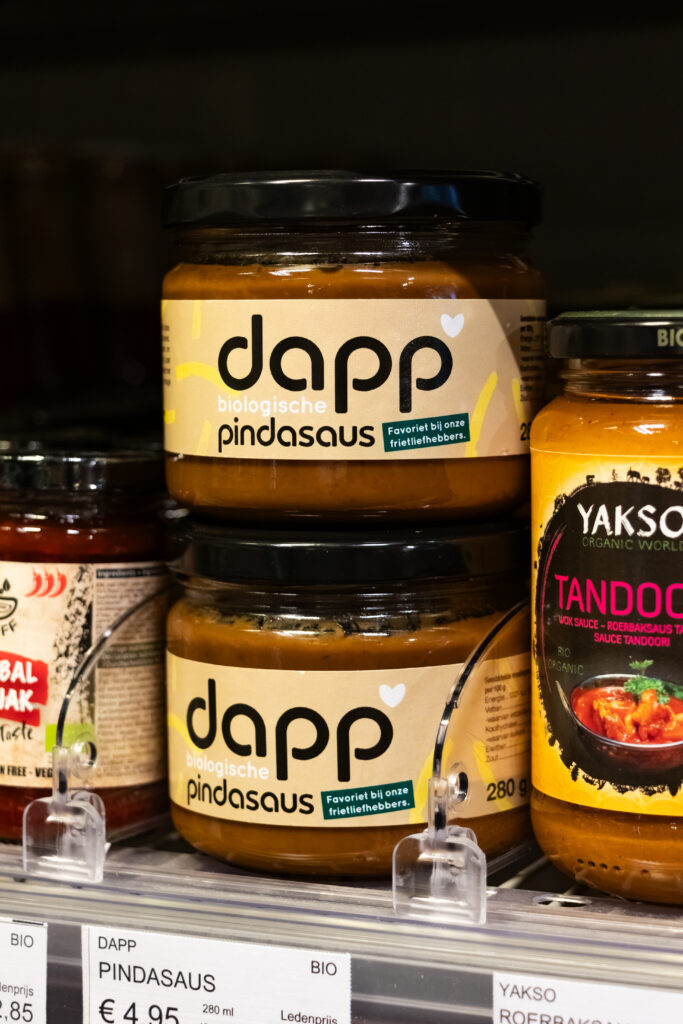 Dapp Biologische Pindasaus in het schap, klaar om genoten te worden – een puur en smaakvol product.